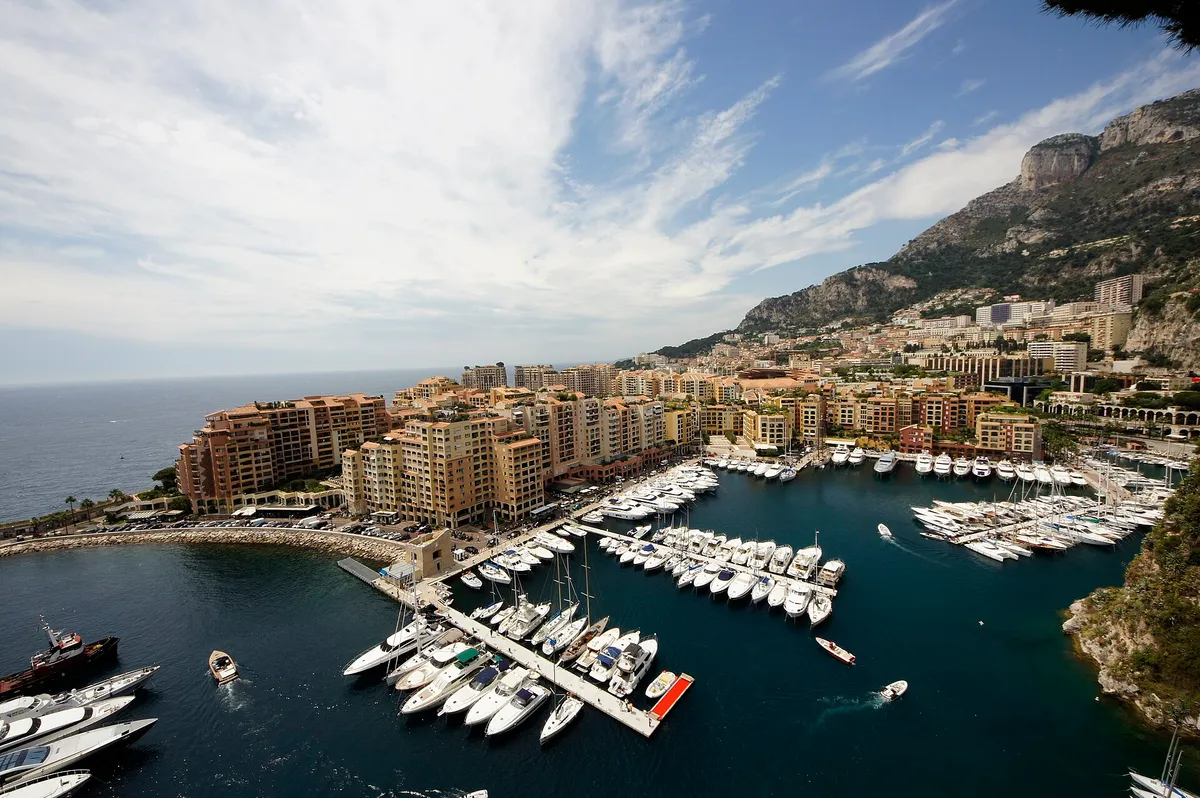 Il porto e i palazzi di Fontvieille, visti dall’alto