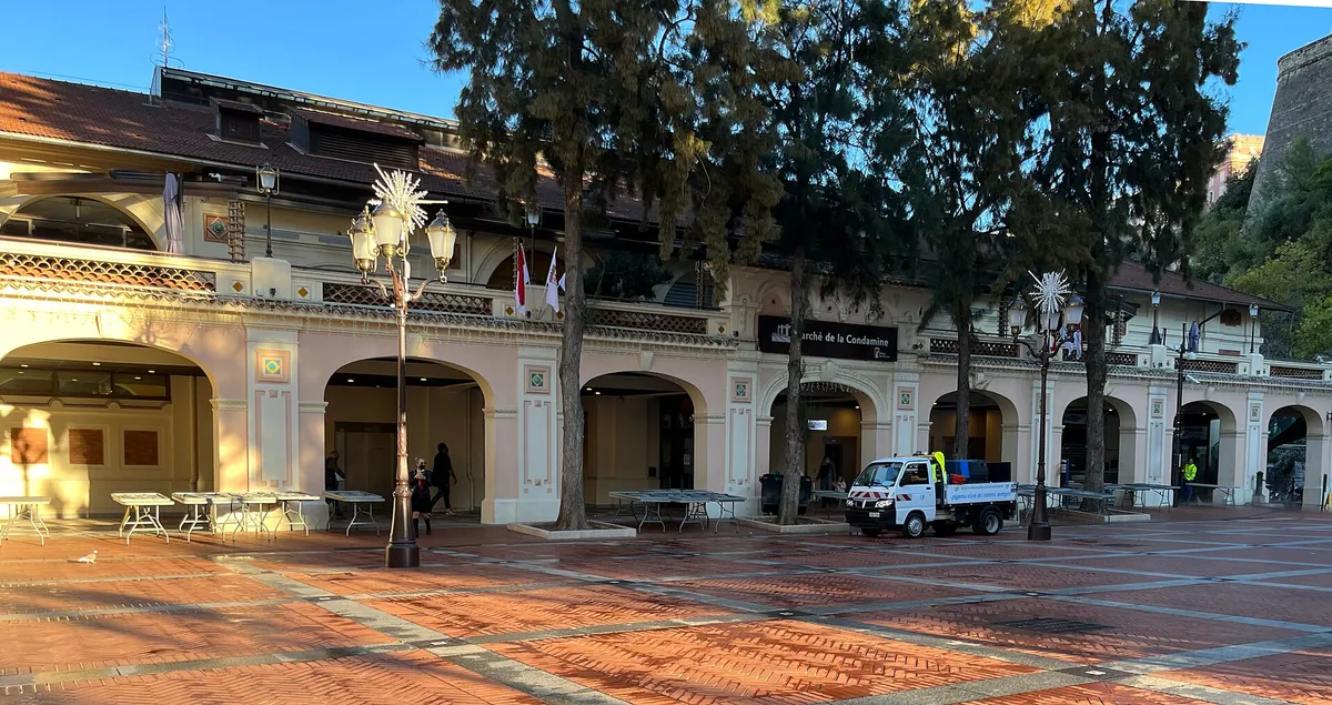Il mercato della Condamine e la sua piazza lastricata, sotto gli alberi