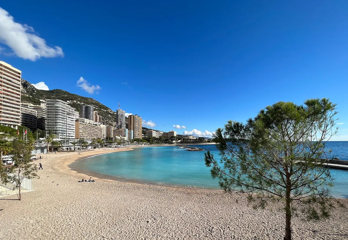 La spiaggia del Larvotto e i suoi edifici sul mare
