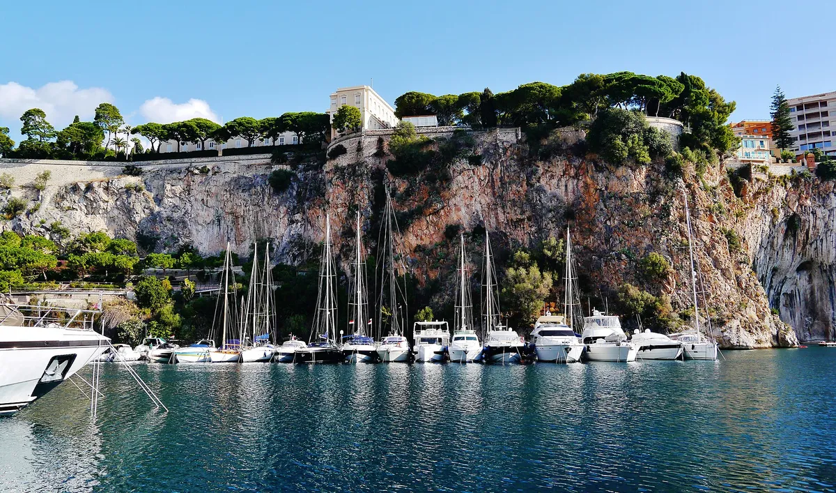 La Rocca di Monaco e le sue mura che dominano il porto di Fontvieille