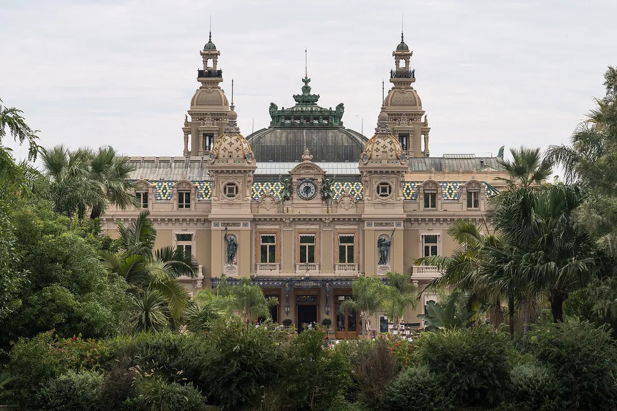 Facciata del Casinò di Monte-Carlo, tra le palme dei suoi giardini
