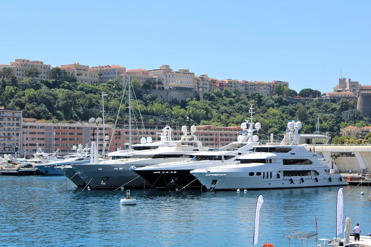 Yacht ormeggiati a Port Hercule, con la collina di Monaco-Ville sullo sfondo
